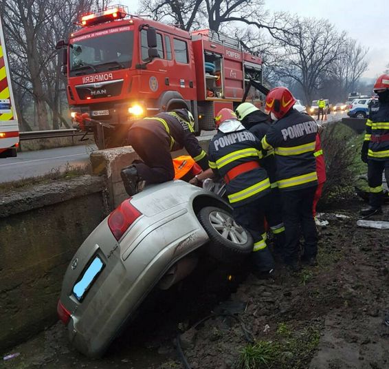 Autoturism rasturnat in sant cu o victima incarcerata | imaginea 1
