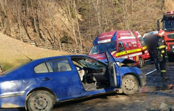 Doi soferi au ramas incarcerati in urma impactului dintre autoturisme | imaginea 1