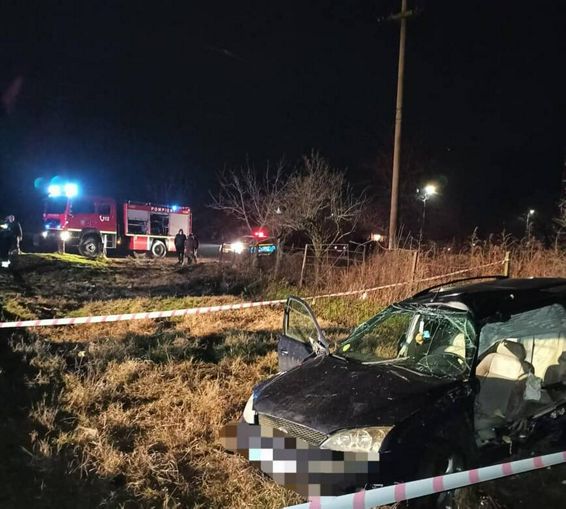 Doua persoane decedate dupa ce autoturismul lor a fost lovit de tren | imaginea 1
