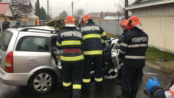 Doua persoane incarcerate in urma unui accident rutier | imaginea 1