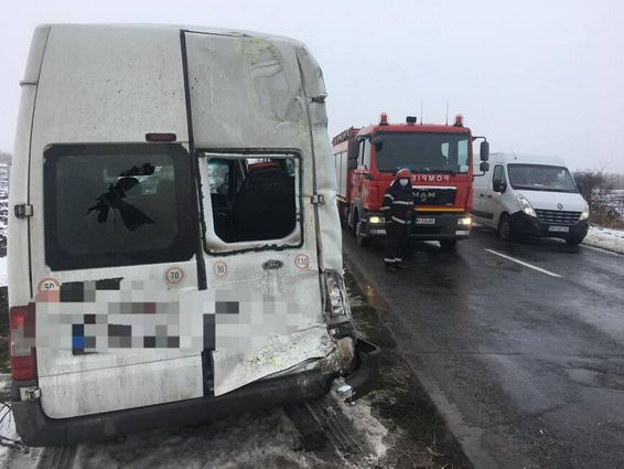 Doua victime ranite usor in urma impactului intre mai multe autovehicule | imaginea 1