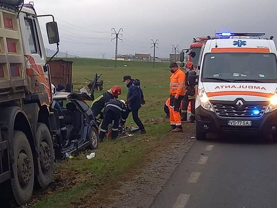 Interventie dificila pentru echipajele de descarcerare ale ISU Vaslui | imaginea 1
