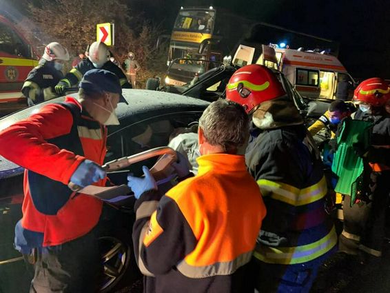Misiune contracronometru pentru salvarea victimelor unui accident rutier | imaginea 1