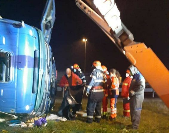 Prins in cabina TIR ului intr un accident mortal pe A1 | imaginea 1