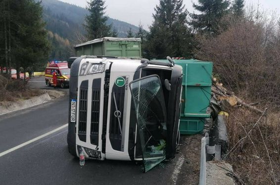 Un autocamion s a rasturnat pe partea carosabila | imaginea 1