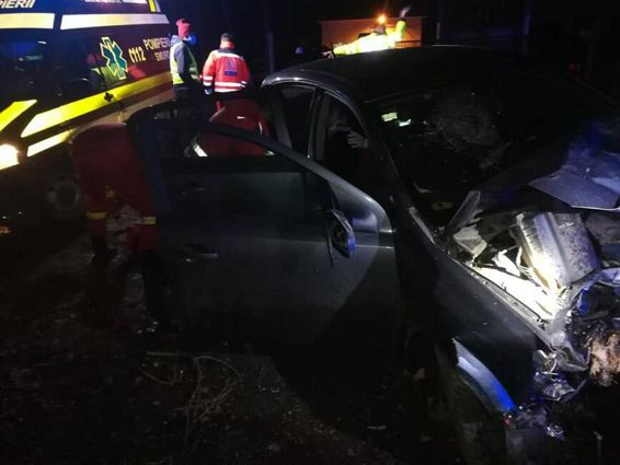 Autoturism intrat in coliziune cu un copac | imaginea 1