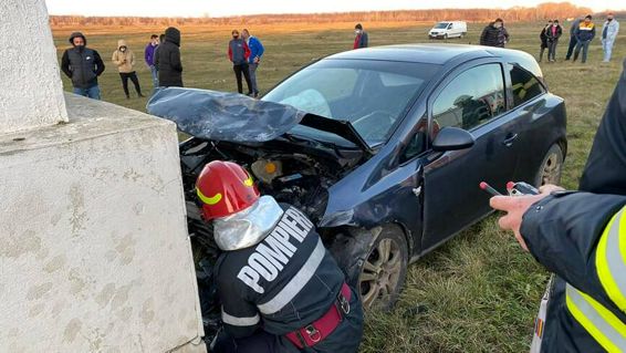 Autoturismul a parasit partea carosabila si a intrat in indicator | imaginea 1