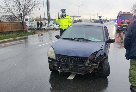 Doua autoturisme au intrat in coliziune | imaginea 1
