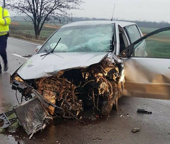 In urma impactului dintre 2 autoturisme au rezultat 3 victime | imaginea 1
