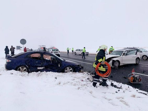 Trei victime au ajuns la spital in urma impactului dintre 3 masini | imaginea 1