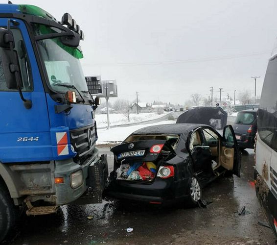 15 persoane implicate intr un carambol cu 3 autovehicule | imaginea 1