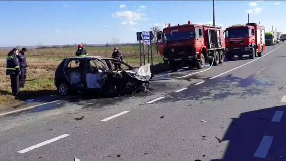 Accident rutier urmat de incendiu un pasager a ramas blocat intre fiare | imaginea 1