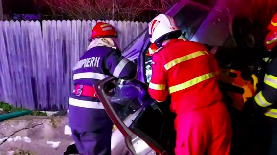 Autoturism cu 4 tineri implicat intr un grav accident rutier | imaginea 1