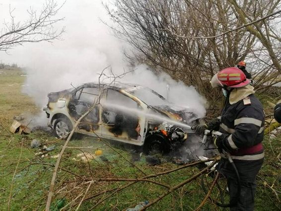 Autoturism cuprins de flacari soferul s a autoevacuat | imaginea 1