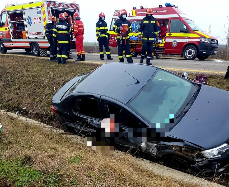 Autoturism iesit in afara carosabilului  doua persoane au ramas incarcerate | imaginea 1