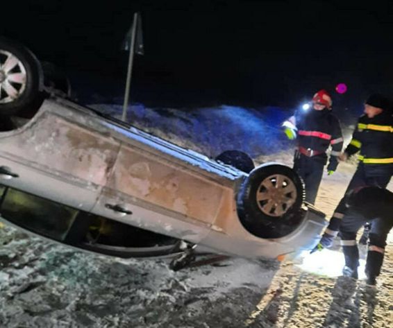 Autoturism rasturnat doua persoane s au autoevacuat | imaginea 1