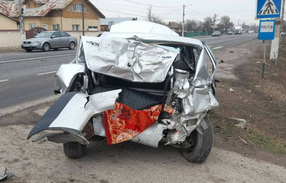 Doua masini si un camion implicate intr un accident rutier | imaginea 1