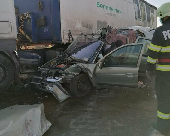Impact devastator intre doua masini si un TIR cu o victima decedata | imaginea 1