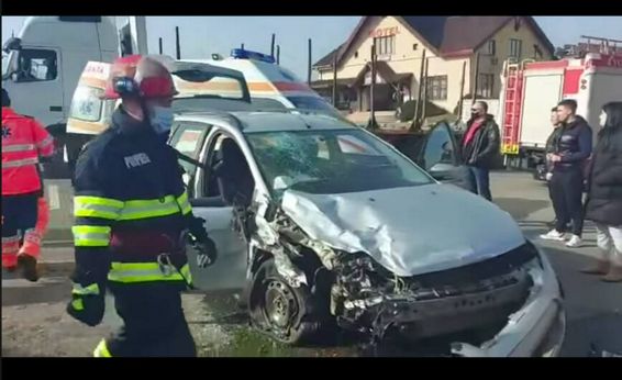 Impact intre 3 autoturisme soldat cu un ranit grav | imaginea 1