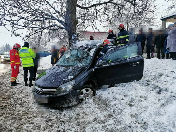 Un autoturism a derapat si s a izbit de un copac | imaginea 1