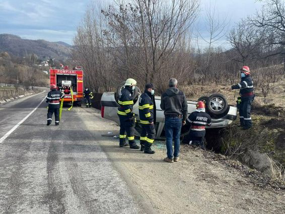 Un autoturism a parasit partea carosabila si s a rasturnat | imaginea 1