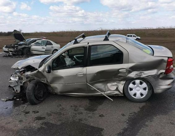Accident rutier cu trei autoturisme implicate la iesire din Slobozia | imaginea 1