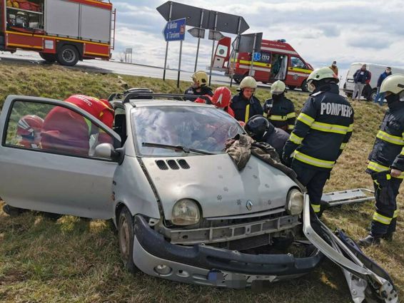 Accident rutier intre un autoturism si o autoutilitara cu o victima incarcerata | imaginea 1