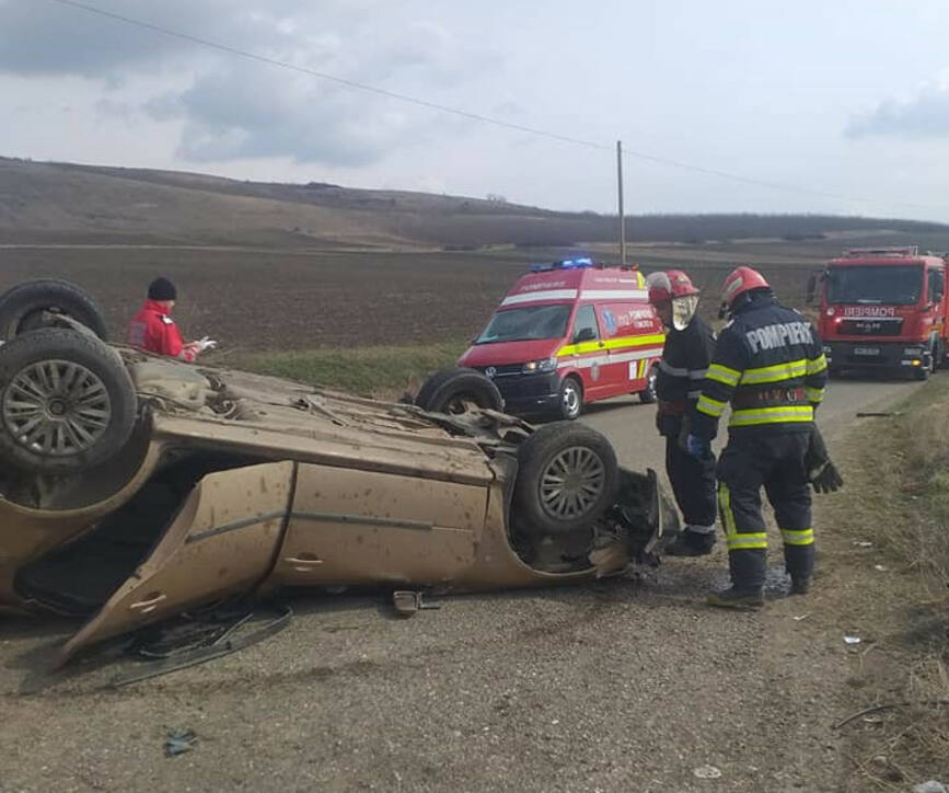 Autoturism rasturnat pe partea carosabila  soferita s a autoevacuat | imaginea 1