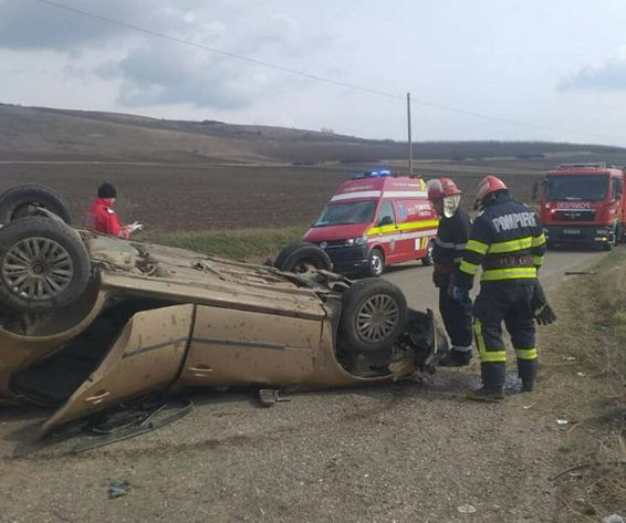 Autoturism rasturnat pe partea carosabila soferita s a autoevacuat | imaginea 1