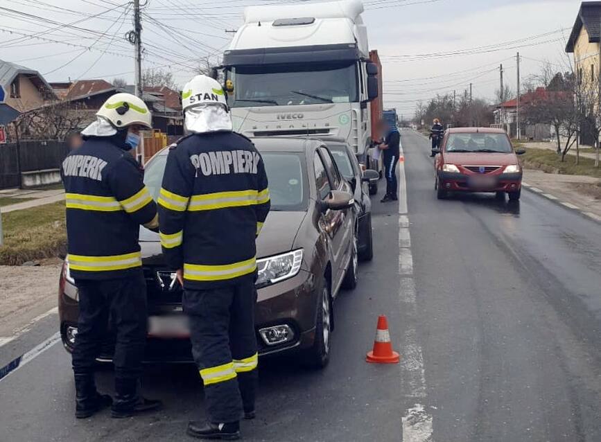 Carambol cu doua autoturisme si un autocamion | imaginea 1