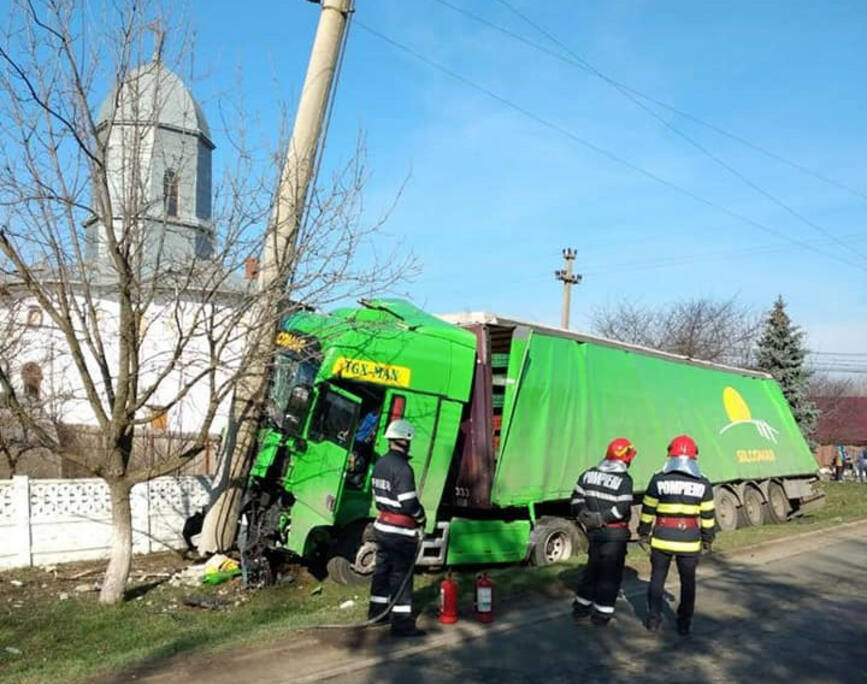 Coliziune intre un TIR si doua autoturisme  cu 6 victime | imaginea 1