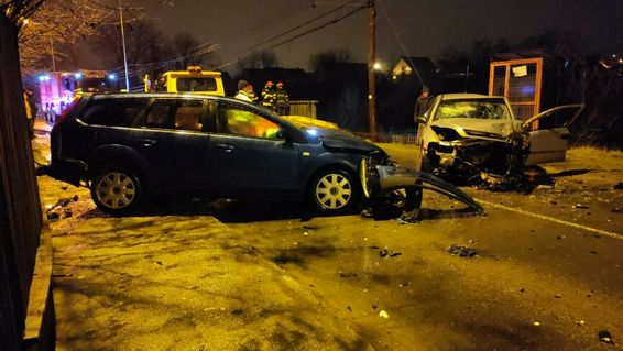 Doi raniti au rezultat in urma coliziunii intre doua autoturisme | imaginea 1