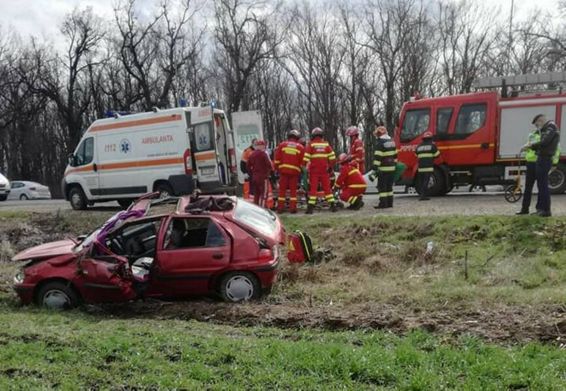 Femeie si minor prinsi in autoturismul rasturnat in afara partii carosabile | imaginea 1