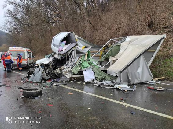 Grav accident rutier in urma coliziunii intre doua autocamioane | imaginea 1