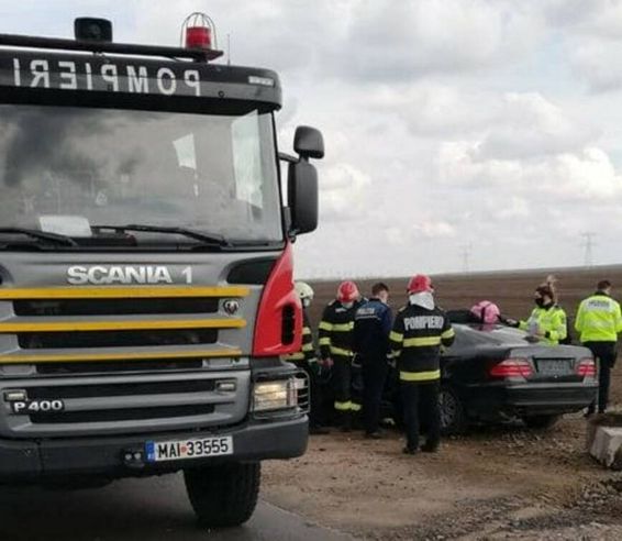 Trei victime dupa ce un autoturism s a izbit de un cap de pod | imaginea 1