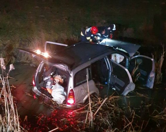 Trei vieti salvate dintr o masina cazuta intr un canal cu apa | imaginea 1