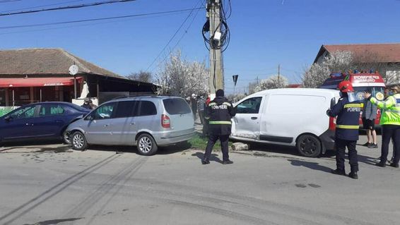 2 minori si trei adulti victime in urma unui carambol cu trei autoturisme | imaginea 1