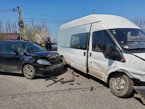Accident cu doua victime in urma impactului dintre o autoutilitara si un autoturism | imaginea 1