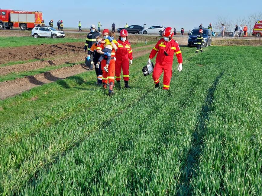 Accident rutier grav  cu trei autoturisme implicate si cinci victime | imaginea 1