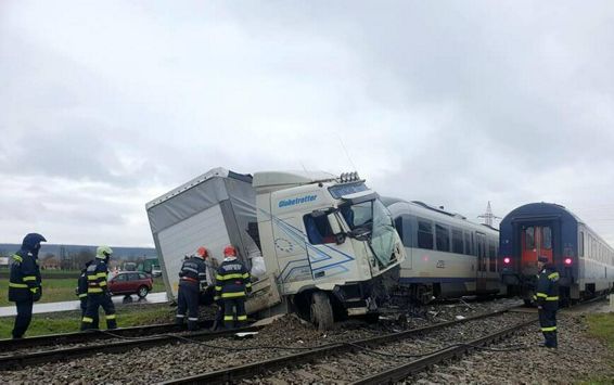 Accident rutier pe calea ferata | imaginea 1