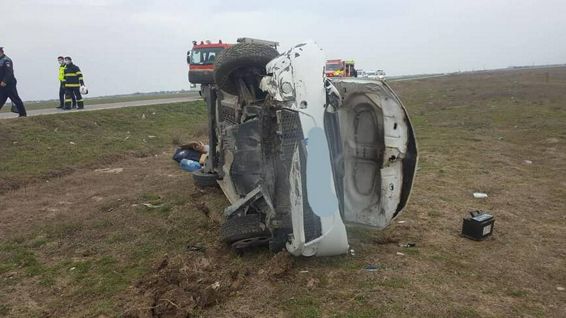 Autoturism rasturnat in afara partii carosabile soferul a ramas blocat intre fiare | imaginea 1