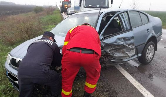Coliziune intre doua autoturisme din care au rezultat trei victime | imaginea 1