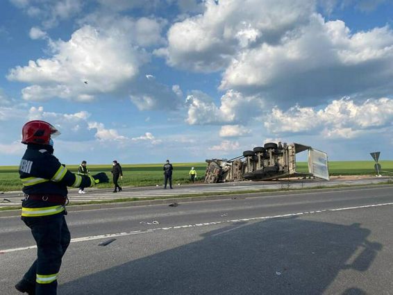 Doua persoane au ajuns la spital dupa un accident rutier | imaginea 1