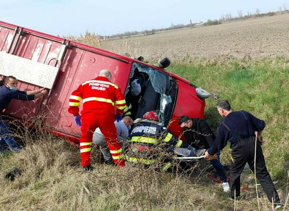 Doua victime au ramas blocate in autoutilitara rasturnata in sant | imaginea 1
