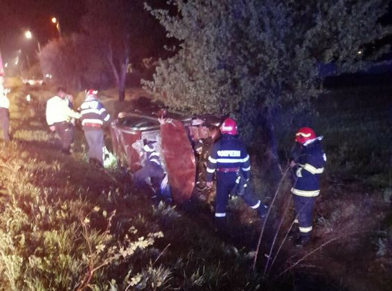 Doua victime politraumatizate dupa ce autoturismul in care se aflau s a rasturnat | imaginea 1