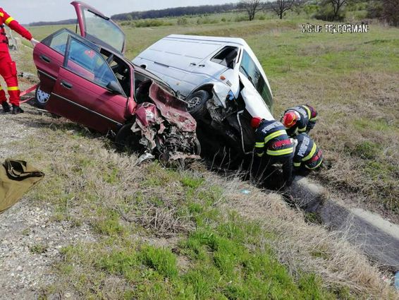Grav accident rutier cu doua persoane ranite dintre care una incarcerata | imaginea 1