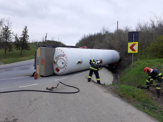 Interventie la limita a pompierilor vasluieni autocisterna rasturnata | imaginea 1