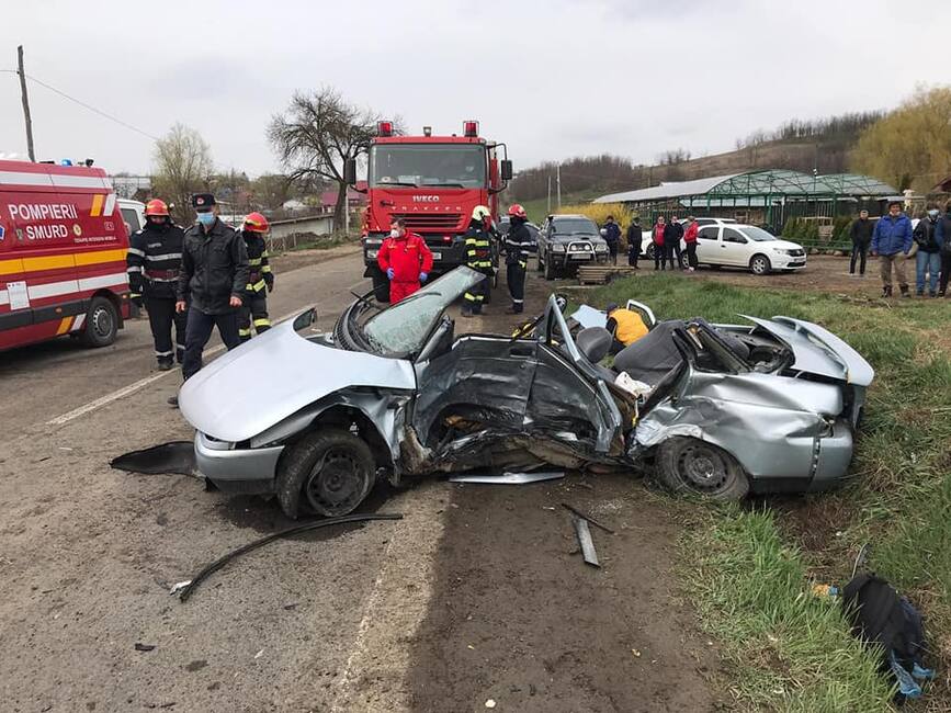 O femeie a fost proiectata in afara autoturismului  in urma unui grav accident | imaginea 1
