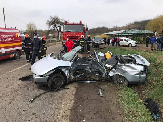 O femeie a fost proiectata in afara autoturismului in urma unui grav accident | imaginea 1