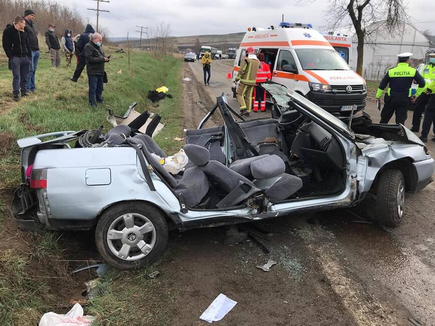 O femeie a fost proiectata in afara autoturismului  in urma unui grav accident | imaginea 2